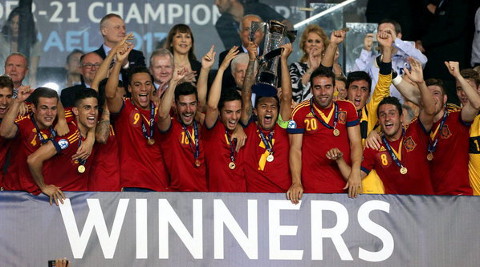 Los jugadores españoles, con la Copa. FOTO:lavanguardia.com