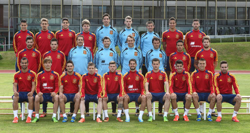Los 23 jugadores y el cuerpo técnico de la selección sub'21. FOTO:elenganche.es