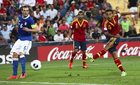 Thiago marcó el 2-1 de la final con este disparo. FOTO:teinteresa.es