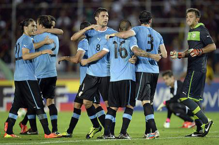 Varios jugadores uruguayos celebran una victoria.