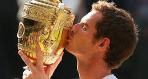 Andy Murray besa la copa de campeón de Wimbledon.