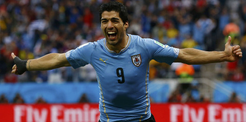 Luis Suárez celebra uno de sus goles a Inglaterra. FOTO: depor.pe/Reuters