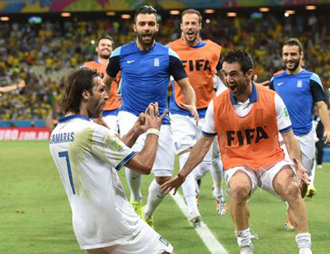 Los griegos celebran el gol que les clasificó para los octavos de final. FOTO:elbocon.pe