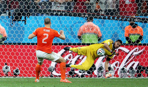 Romero detiene el penalti del holandés Vlaar. FOTO: Getty
