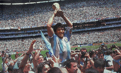 Maradona levanta la Copa Mundial en 1986.